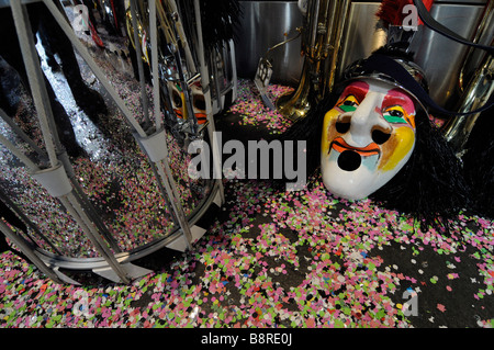 Maske und Konfetti auf dem Boden, während des Karnevals in Basel, Schweiz. Stockfoto