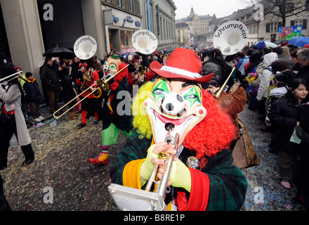 Parade der maskierten Menschen während des Karnevals in Basel, Schweiz. Stockfoto