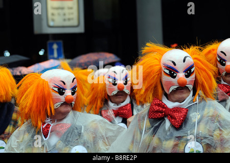 Parade der maskierten Menschen während des Karnevals in Basel, Schweiz. Stockfoto