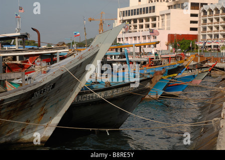 Angelboote/Fischerboote gefesselt vor SAFMA Fischmarkt Kota Kinabalu Sabah Malaysia Borneo Süd-Ost-Asien Stockfoto