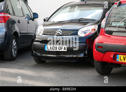 Neuwagen mit 09 Platte im Hof des Händlers, London Stockfoto