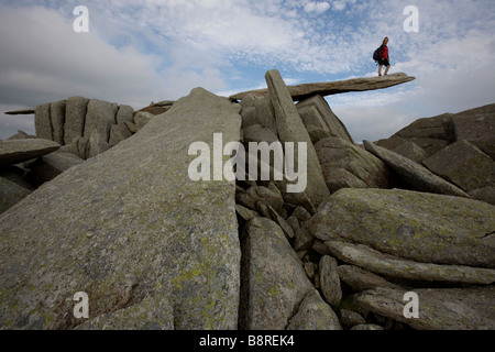 Weibliche Bergsteiger auf der Cantilver Stein Glyder Fach Snowdonia North Wales UK Stockfoto
