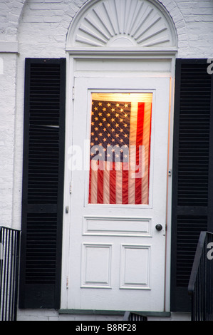 Amerikanische Flagge in einem Hauseingang in ein altes weißes Haus in Neu-England angezeigt Stockfoto