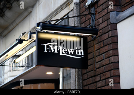 Ein Zeichen über dem T M Lewin Shirtmakers und Ausstatter in London. Mar 2009 Stockfoto