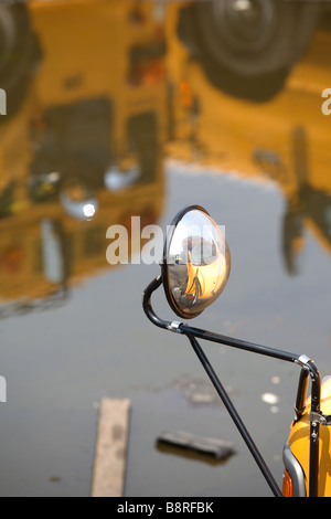 Weitwinkel Spiegel auf Schulbus Stockfoto