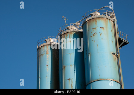 Detail von 3 blauen industriellen Silos gegen klar blauen Himmel Stockfoto