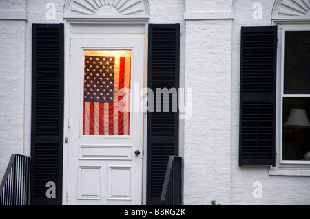 Amerikanische Flagge in einem Hauseingang in ein altes weißes Haus in Neu-England angezeigt Stockfoto