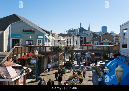 Pier 39 mit Blick auf Telegraph Hill, der Coit Tower und dem Geschäftsviertel, Fishermans Wharf, San Francisco, Kalifornien Stockfoto