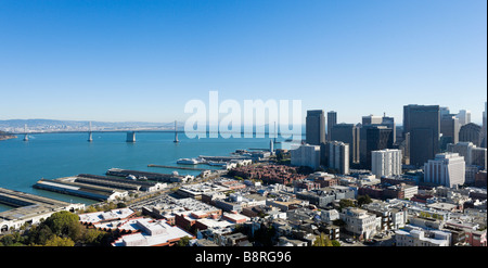 Die Oakland Bay Bridge und Finanzviertel von der Spitze des Coit Tower auf dem Telegraph Hill in San Francisco, Kalifornien Stockfoto