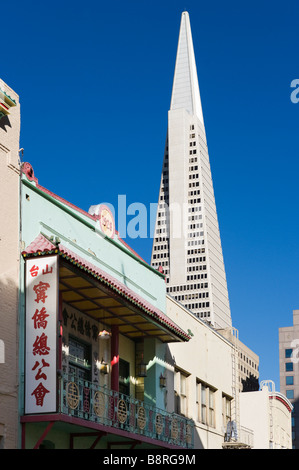 Restaurant in Chinatown mit der Transamerica Pyramid hinter, San Francisco, Kalifornien Stockfoto