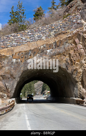 Winter-Ansicht des Tunnels auf The Million Dollar Highway, western Colorado zwischen Silverton und Ouray Stockfoto