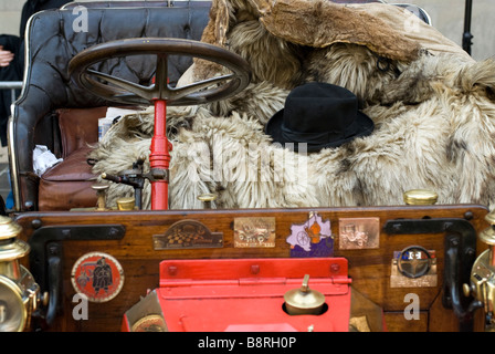 Pelz-Mantel und Hut in einem alten Auto während des jährlichen Wettbewerbs Barcelona Sitges Stockfoto