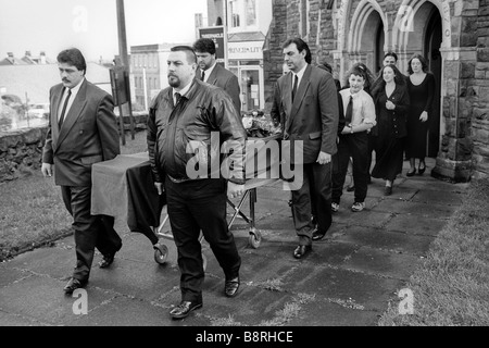 Beerdigung von Welsh Guards Soldat Veteran der Falkland-Krieg verlassen einer Kirche in Swansea in Wales Großbritannien Stockfoto