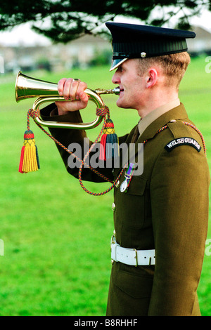 Bugler spielen letzter Beitrag bei Beerdigung von Welsh Guards Soldat Veteran der Falkland-Krieg in Swansea Friedhof begraben Stockfoto