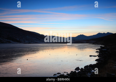 Sonnenuntergang über der Snowdon reichen von Llynnau Mymbyr, Capel Curig Stockfoto