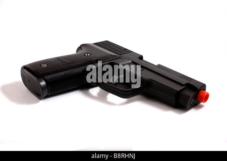 Bild von einer Softair Sig Sauer P226 Handfeuerwaffe, in einen Leuchtkasten. Stockfoto