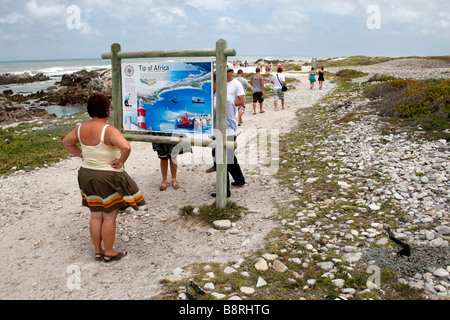 Touristen Informationen Bretter Kap Agulhas in Südafrika lesen Stockfoto