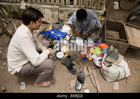 Straße Schuster. Surat, Gujarat. Indien. Stockfoto