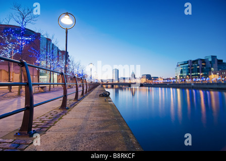 Nacht Zeit Blick auf den Fluss Liffey Quays in und um die IFSC Dublin Stockfoto