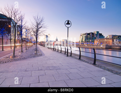 Nacht Zeit Blick auf den Fluss Liffey Quays in und um die IFSC Dublin Stockfoto