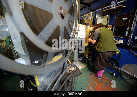 EIN BELL HOWELL GAUMONT PROJEKTOR IM CUBE MICROPLEX INDEPENDENT KINO IN KINGSDOWN BRISTOL UK Stockfoto