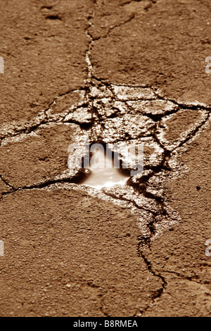 Detail der Bohrung und Risse in beschädigten Fahrbahndecke im freien Stockfoto