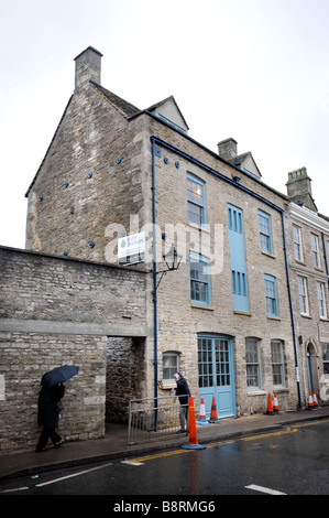 BAUARBEITEN IN DER LANGEN STRAßE TETBURY GLOUCESTERSHIRE, WO SEINE KÖNIGLICHE HOHEIT PRINZ CHARLE S NEUE HERZOGTUM SHOP ÖFFNET, FEB 2008 Stockfoto