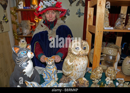 Ein Stall-Inhaber auf dem Lincoln-Weihnachtsmarkt verkauft handgemachte Geschenke. Stockfoto