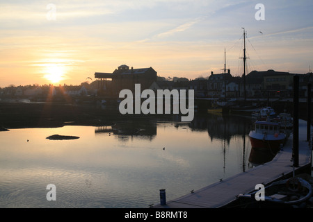 Sonnenaufgang über dem frostigen Hafen Stockfoto