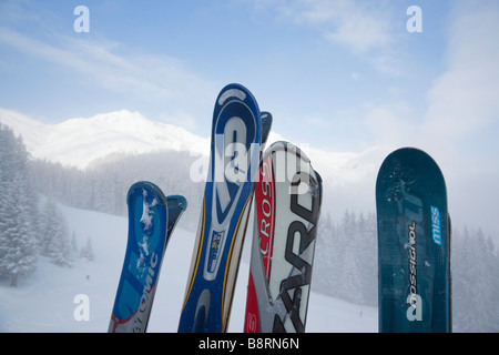 Rauris Österreich Blick aus der Gondel oben Rauriser Hochalmbahnen Ski Pisten im Winter mit Ski im Vordergrund in Österreichische Alpen Stockfoto