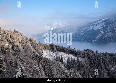 Rauris Österreich Europa Januar erhöhten Blick auf Rauriser Sonnen Tal in den österreichischen Alpen mit Morgennebel unten im winter Stockfoto