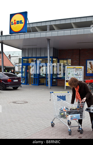 Frau lädt das Auto nach dem Einkauf im Lidl-Supermarkt in Hamburg, Deutschland Stockfoto