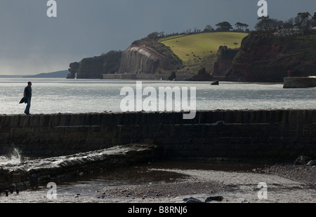Einsame Gestalt Spaziergänge entlang dem Deich Stockfoto