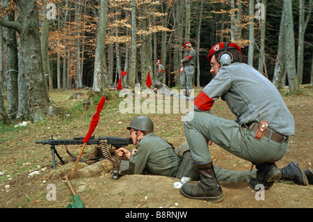 Soldaten mit Maschinengewehren, Deutschland Stockfoto