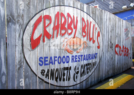 Bemalte Holz-Zaun Panel Zeichen für Crabby Bills Restaurant in Clearwater Beach Florida USA Stockfoto