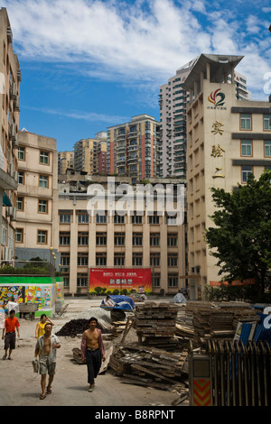 Straße arbeitet in einem Wohngebiet der Stadt Zentrum von Chongqing, China. Stockfoto