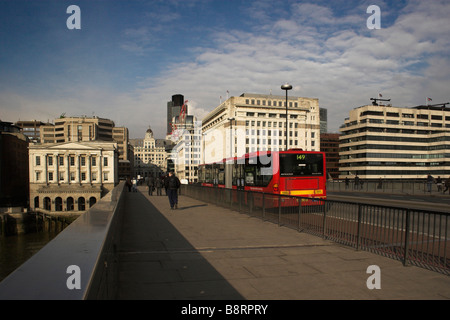 London Bridge mit Blick auf die City of London. Stockfoto