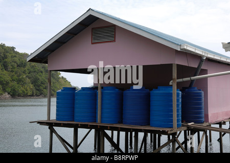 Frischer Regen Wassergewinnung aus Dach japanische Perlenfarm Darvel Bay Sulusee Malaysia in Südostasien Stockfoto