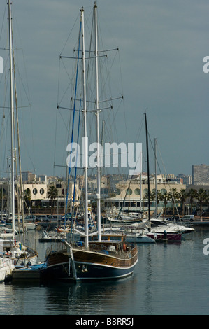 Mottenhalle vor Anker In Alicante Marina Spanien Stockfoto