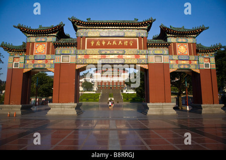 Eingang der großen Halle des Volkes, Renmin Dalitang in südwestlichem China Chongqing city Stockfoto