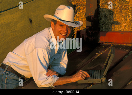 Cowboy auf Laptop, USA, 1990er Jahre Stockfoto