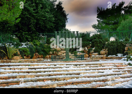 Israel Jerusalem die Menorah am Eingang in die Knesset, das israelische Parlament mit Schnee bedeckt Januar 2008 Stockfoto