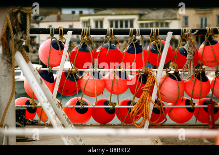 Leuchtend rot Runde net schwimmt auf einem Fischerboot bei Padstow, Cornwall, Südwestengland, UK. Stockfoto