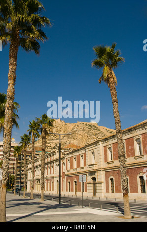 Einen Blick auf das Castillo De Santa Barbara aus dem Hafen Alicante Spanien Spanisch Straßenszene Stockfoto