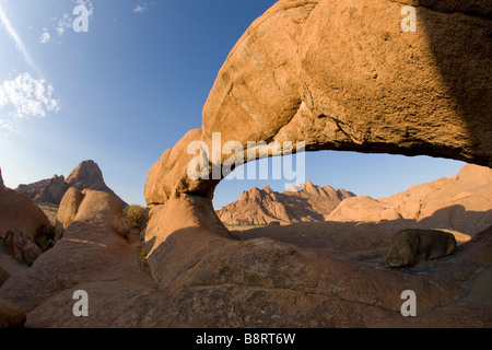 Afrika Namibia Usakos Einstellung Sonne leuchten Granit Arch und Rock formationen rund um Spitzkoppe Berg in der Namib-Wüste Stockfoto