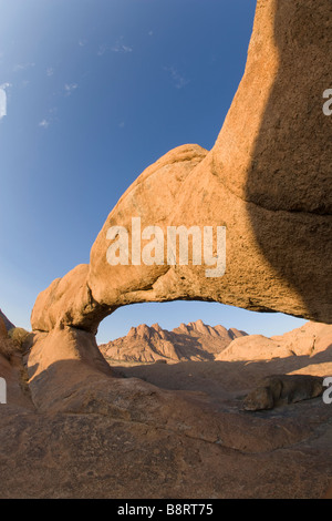 Afrika Namibia Usakos Einstellung Sonne leuchten Granit Arch und Rock formationen rund um Spitzkoppe Berg in der Namib-Wüste Stockfoto