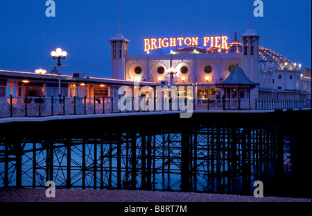 Palace Pier in der Nacht, Brighton, East Sussex, England. Stockfoto