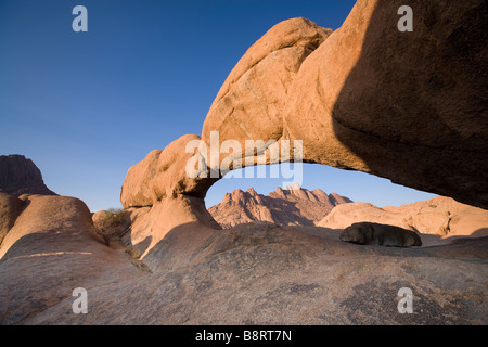 Afrika Namibia Usakos Einstellung Sonne leuchten Granit Arch und Rock formationen rund um Spitzkoppe Berg in der Namib-Wüste Stockfoto