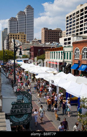Menschen gehen Sie die 6th Street während die Pecan Street Festival in Austin, Texas Stockfoto