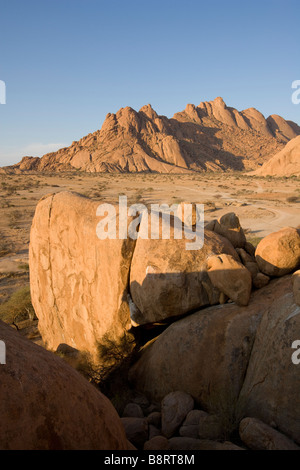 Afrika Namibia Usakos untergehenden Sonne leuchtet Granitfelsen und Felsformationen rund um Spitzkoppe Berg in der Namib-Wüste Stockfoto